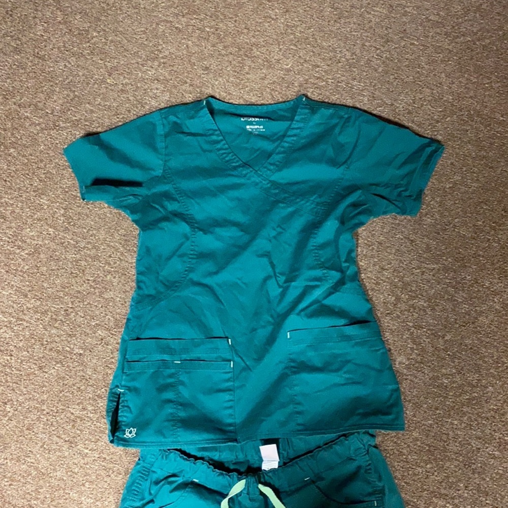 💥SOLD💥Blossom hunter green scrub set small bottoms XS top